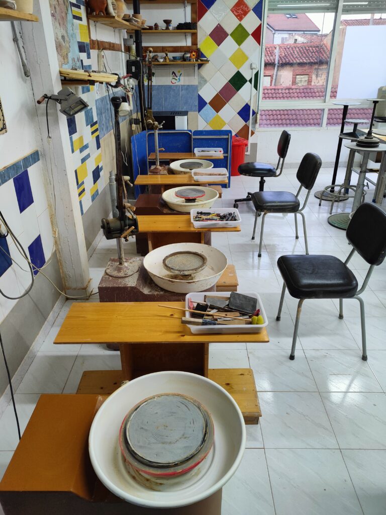 Escuela de cerámica en León - Algunos de nuestros tornos de ceramica