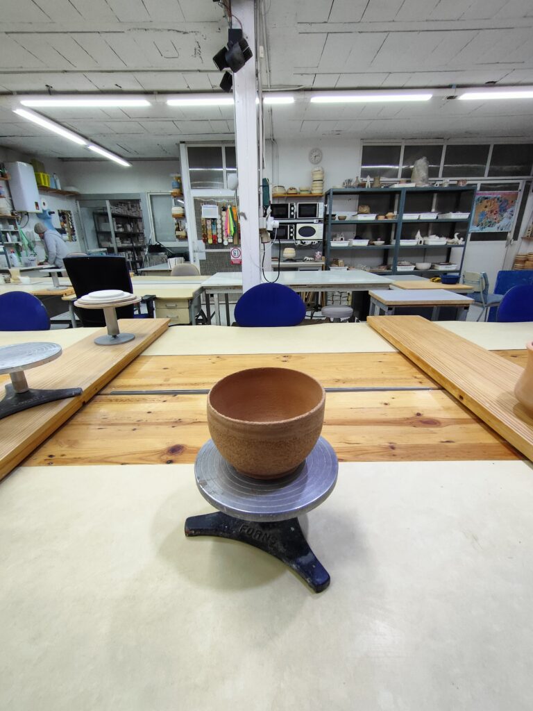 Escuela de cerámica en León - Puestos individuales para que cada asistente trabaje en sus piezas ceramicas con comodidad