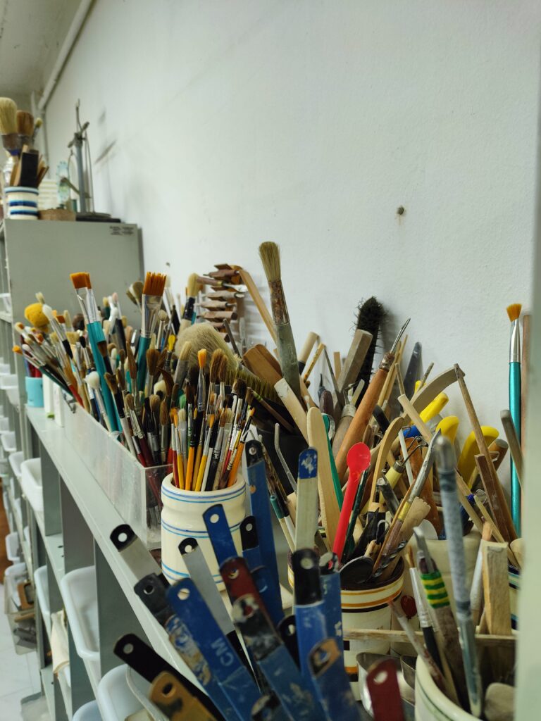 Escuela de cerámica en León - Nuestra gran variedad de herramientas para utilizar en la escuela