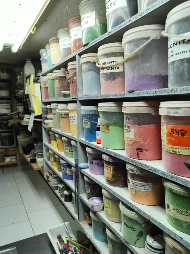 Escuela de cerámica en León - Nuestra amplia selección de esmaltes y pigmentos para ceramica