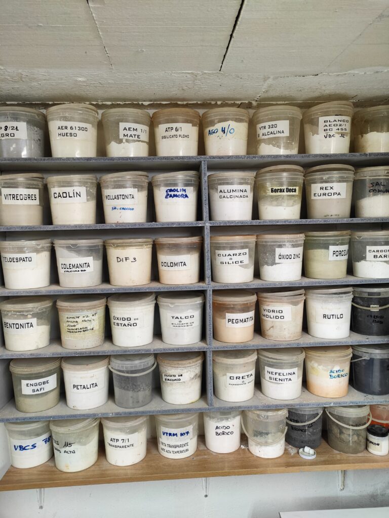 Escuela de cerámica en León - Materias primas de primera calidad para uso en el taller